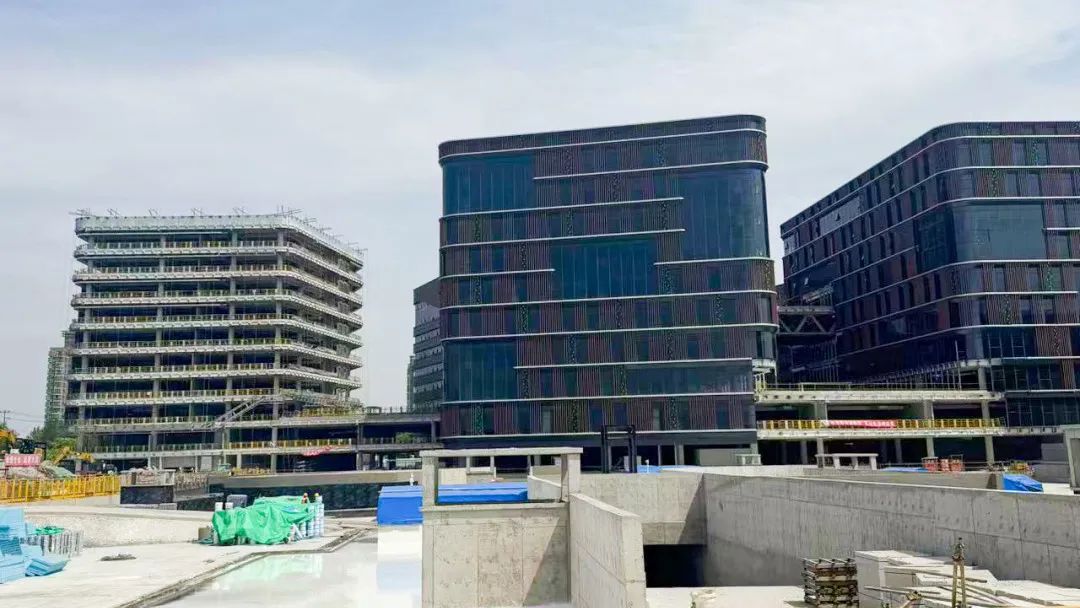 蔚建機器人 “尖兵” 集結，上海建工一建集團力推“內墻粉刷系列機器人”的規模化應用