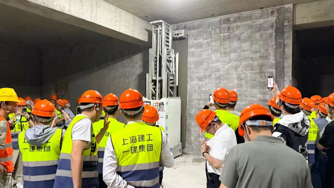 蔚建機器人 “尖兵” 集結，上海建工一建集團力推“內墻粉刷系列機器人”的規模化應用