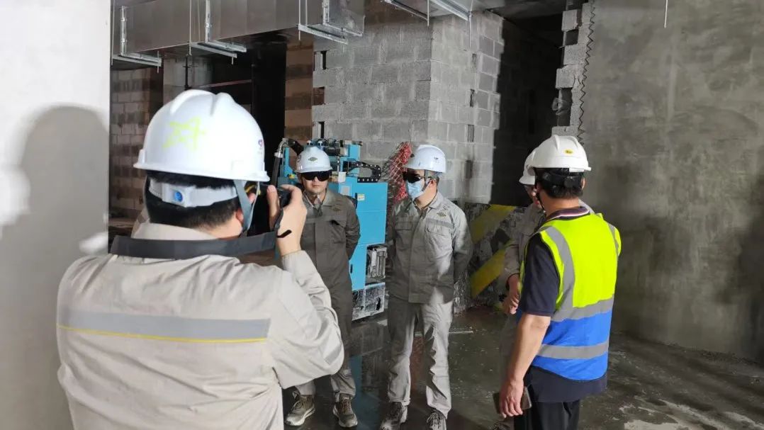 50℃高溫的沙漠地帶，蔚建抹灰機器人在阿聯酋“抹”出完美墻面
