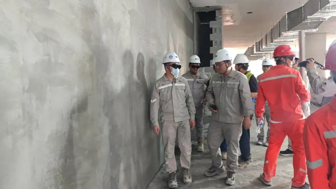 50℃高溫的沙漠地帶，蔚建抹灰機器人在阿聯酋“抹”出完美墻面