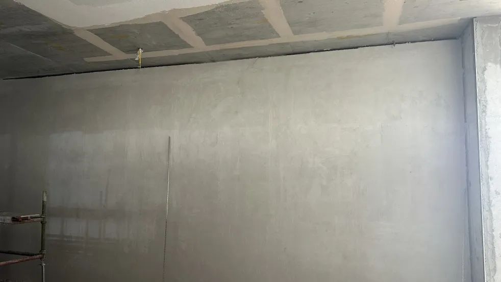 50℃高溫的沙漠地帶，蔚建抹灰機器人在阿聯酋“抹”出完美墻面